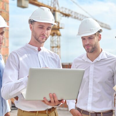 Immobilien-Projektentwickler:in